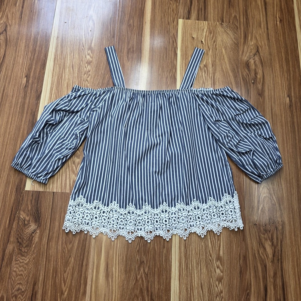 A Byer Seersucker Blouse Womens‎ Small Blue White Stripe Off Shoulder Lace Top